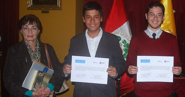 De izquierda a derecha: Ileana Vegas de Cáceres de la Fundación Manuel J. Bustamante; Alfredo Escudero Villanueva (Beca licenciatura) y Patricio Alvarado Luna (Beca Maestría).