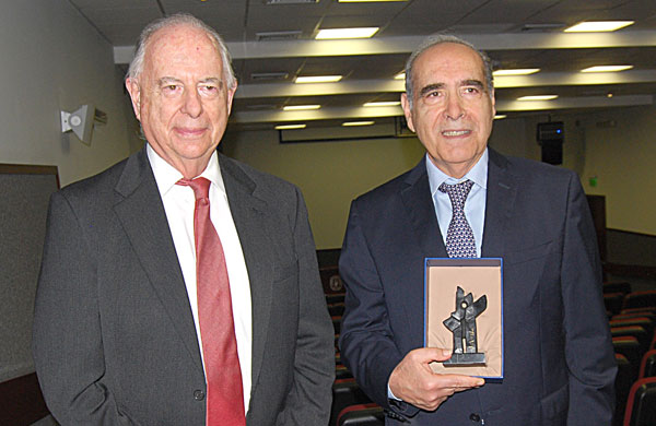 Premio Manuel J. Bustamante 2017. Doctor Manuel Bustamante Olivares y Roberto Abusada Salah.